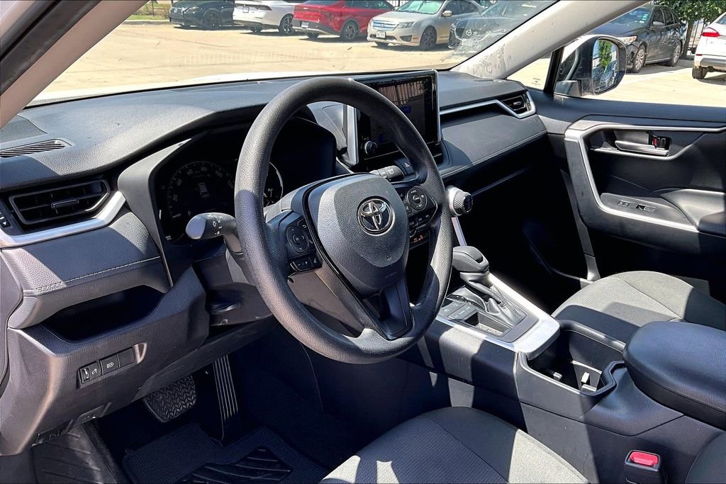 Used 2025 Toyota RAV4 XLE FWD image 16