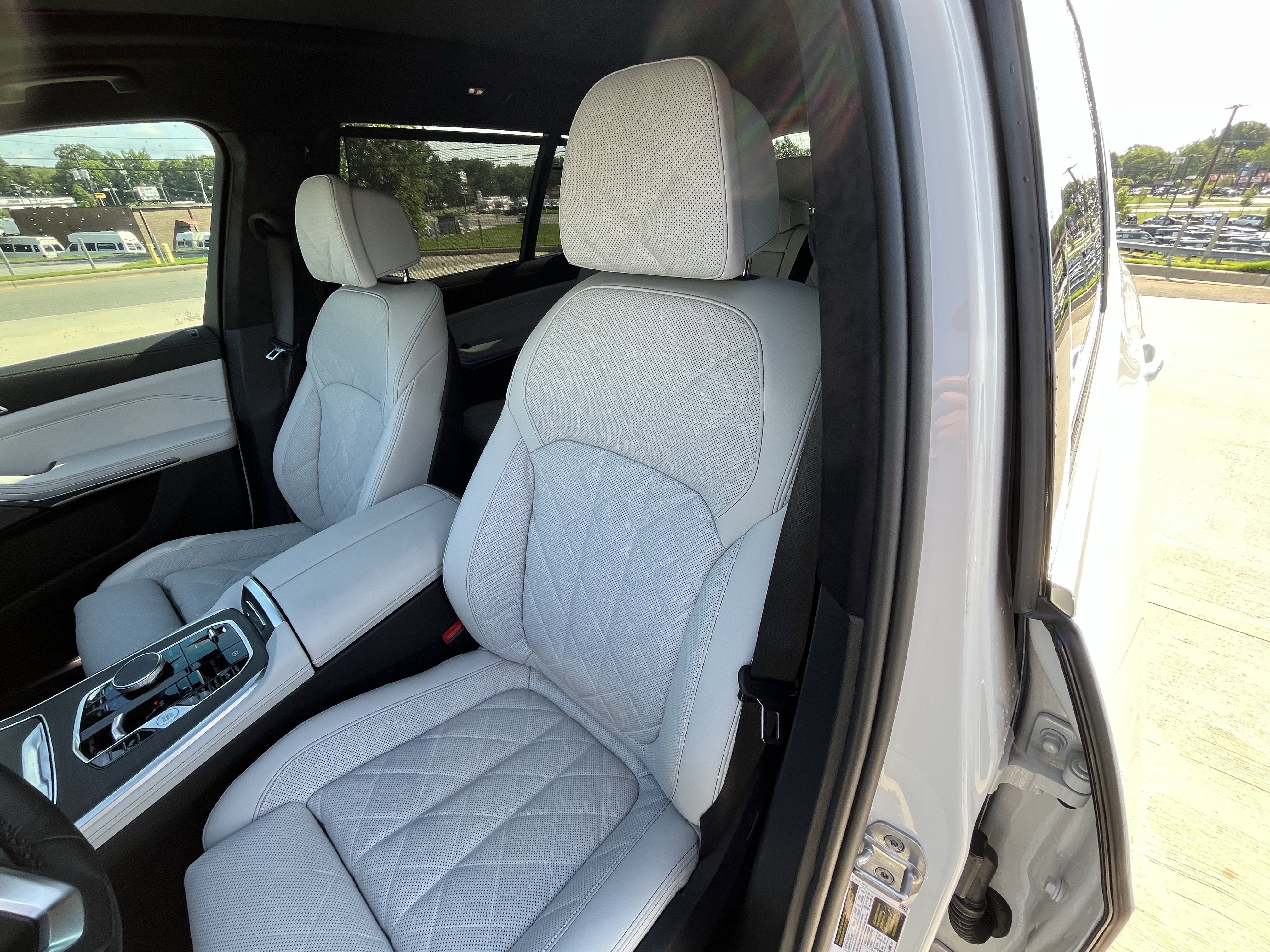 Used 2024 BMW X7 xDrive40i w/ Premium Package AWD/4WD image 16