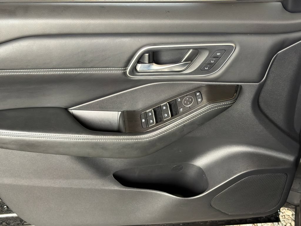 Used 2025 Nissan Rogue Platinum w/ Platinum Premium Package FWD image 3
