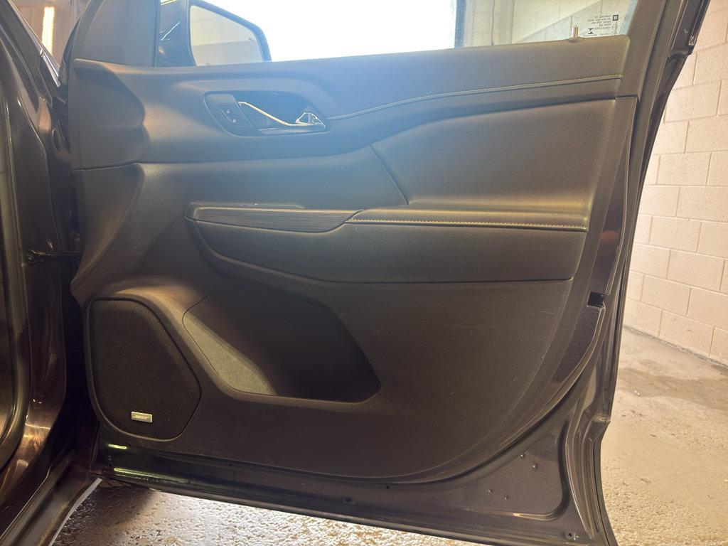 Used 2019 GMC Acadia SLT w/ LPO, Cargo Package AWD/4WD image 22
