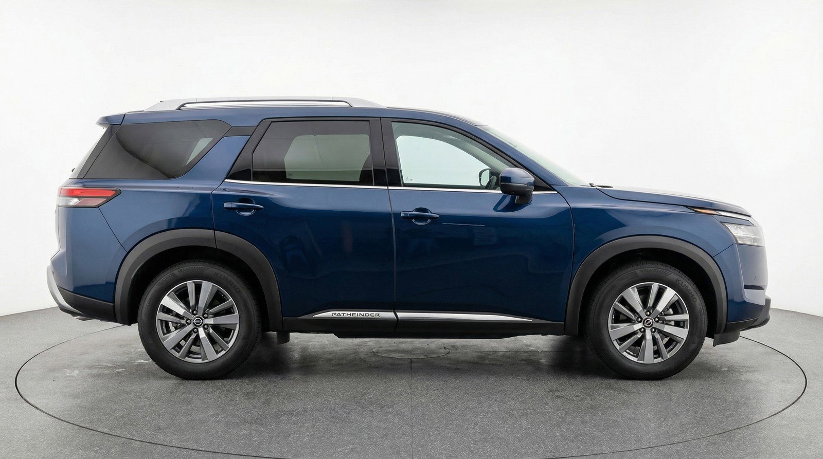 Used 2025 Nissan Pathfinder SV image 11