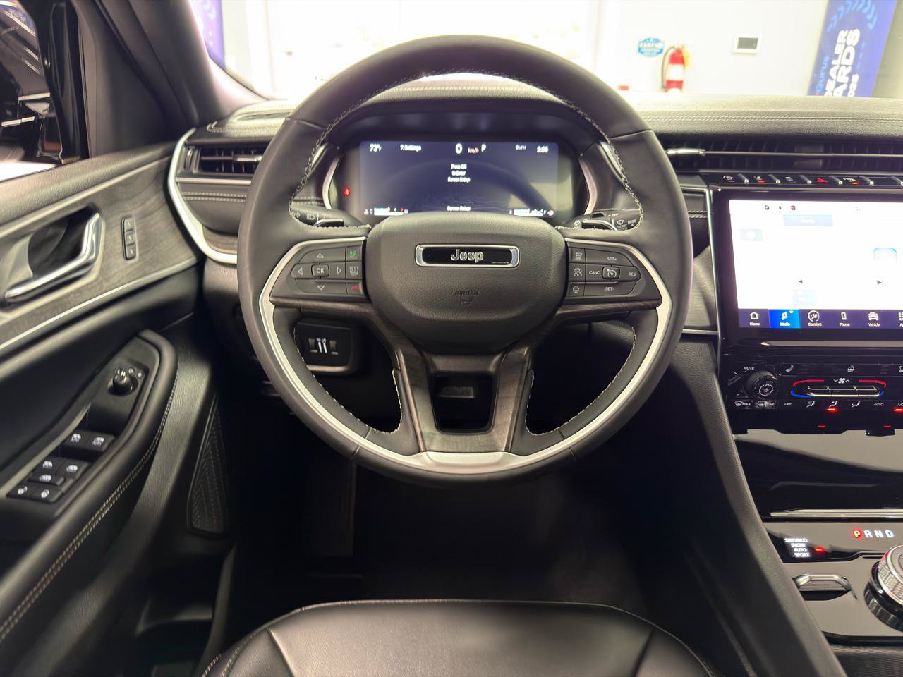 Used 2025 Jeep Grand Cherokee L Limited w/ Black Appearance Package AWD/4WD image 28