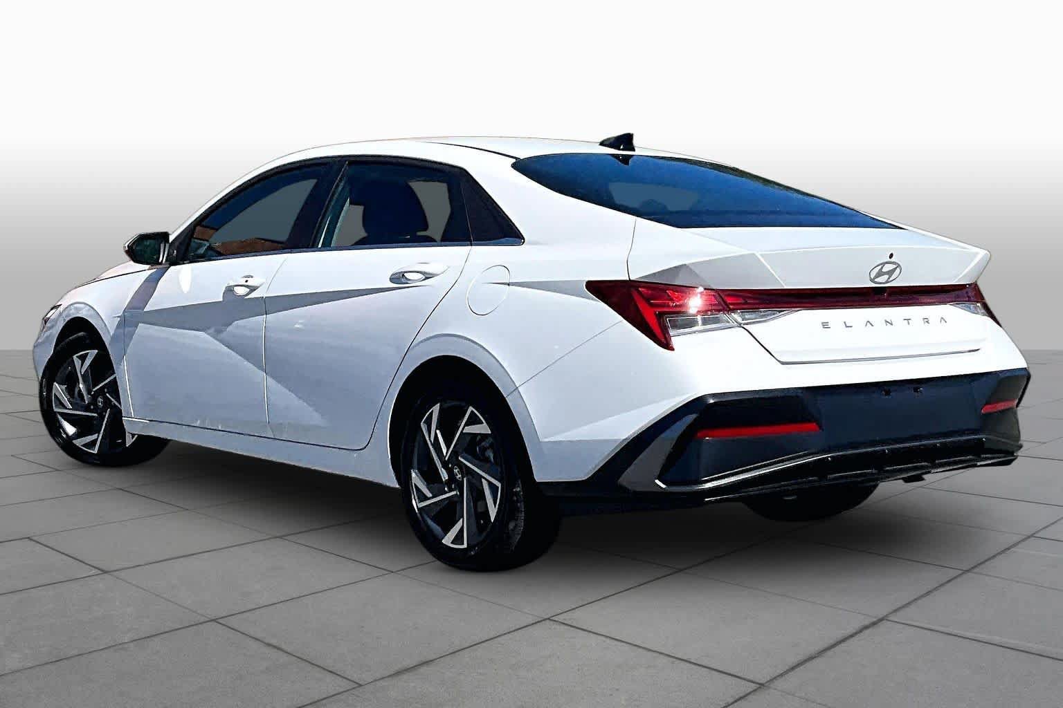 Used 2025 Hyundai Elantra SEL FWD image 12