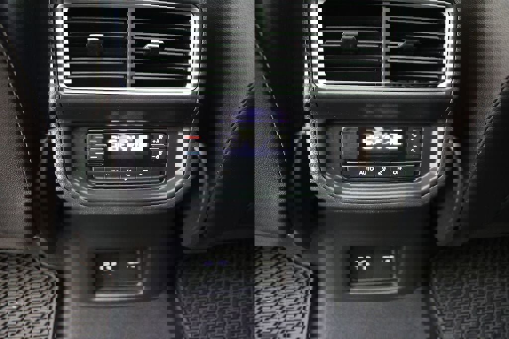 Used 2025 Volkswagen Atlas Peak Edition SE image 14