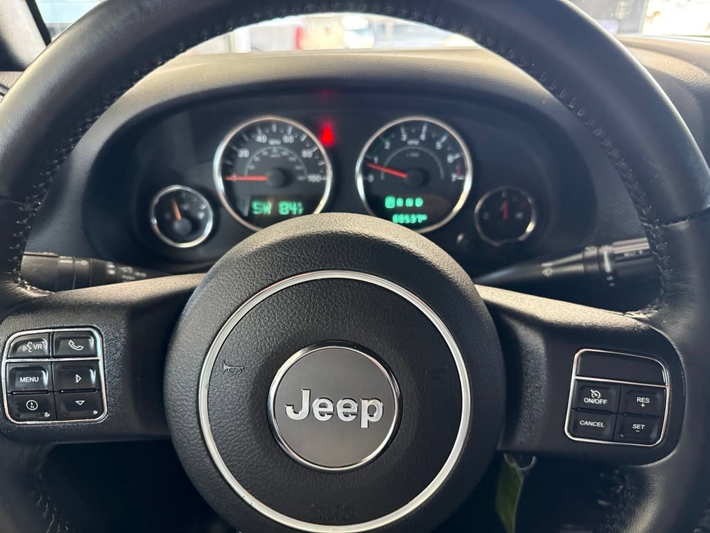 Used 2016 Jeep Wrangler Unlimited Rubicon w/ Connectivity Group AWD/4WD image 17