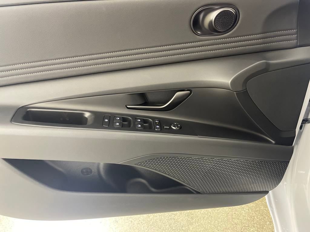 New 2025 Hyundai Elantra SEL image 19