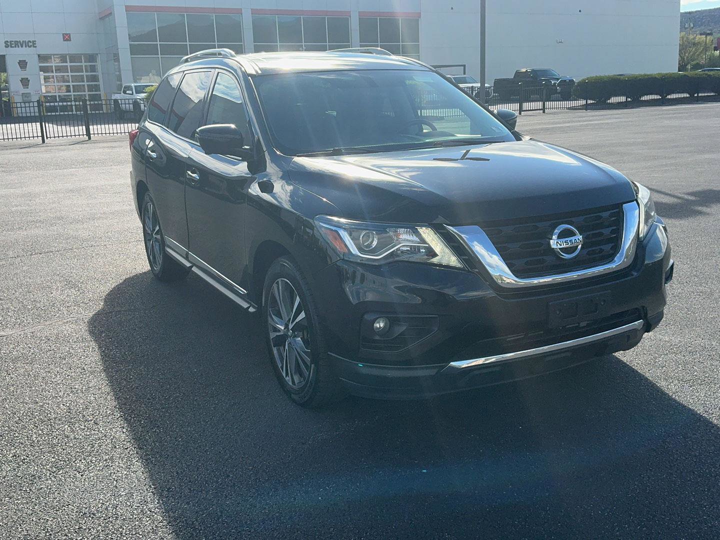 Used 2019 Nissan Pathfinder Platinum image 3