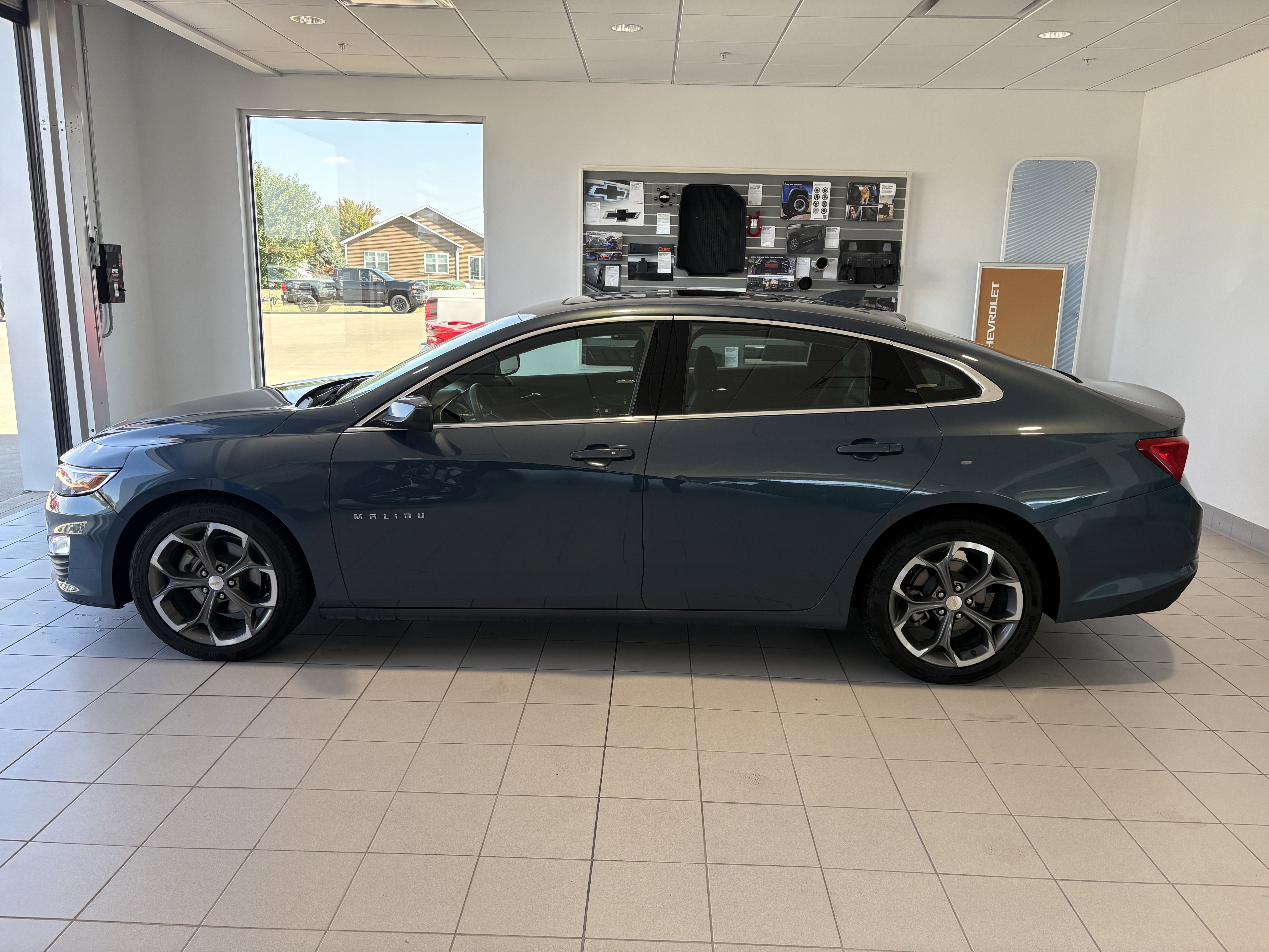 Used 2024 Chevrolet Malibu LT image 2