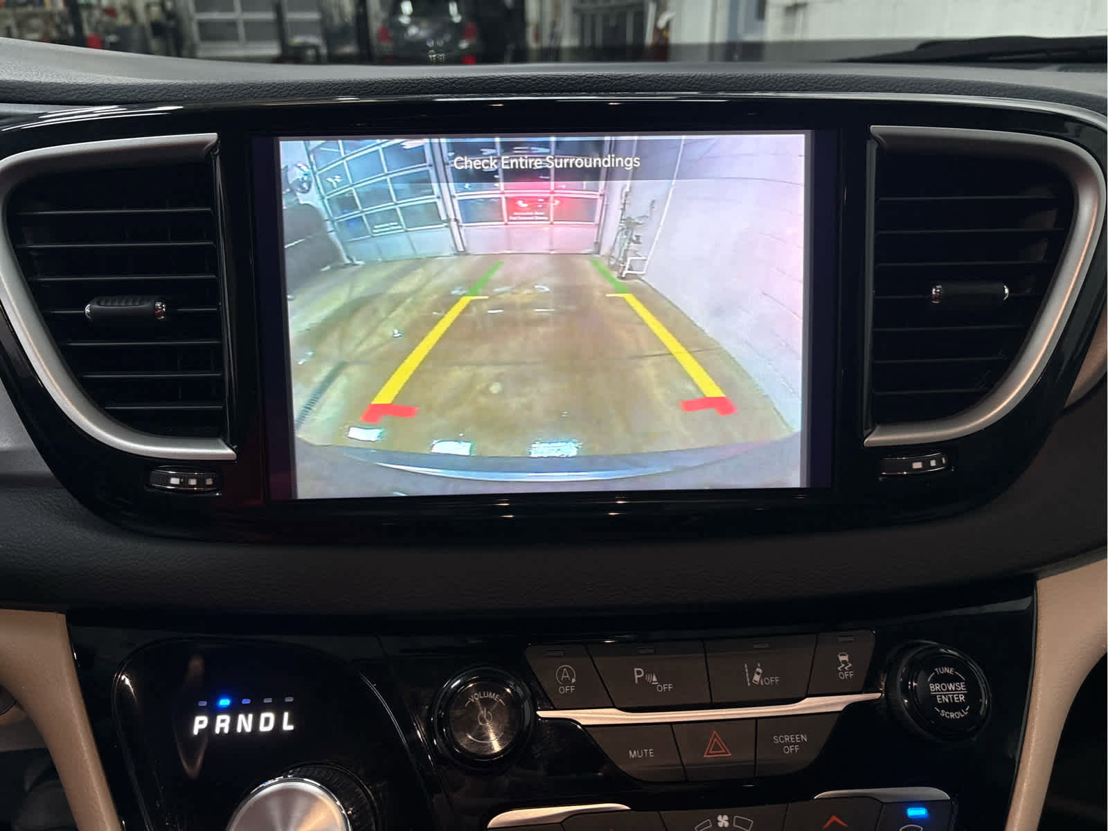 Used 2023 Chrysler Pacifica Touring-L image 16