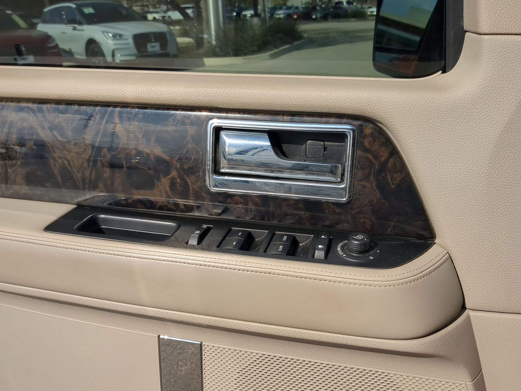 Used 2017 Lincoln Navigator Select image 12