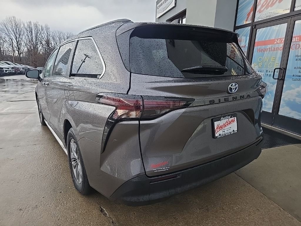 Used 2024 Toyota Sienna XLE image 8