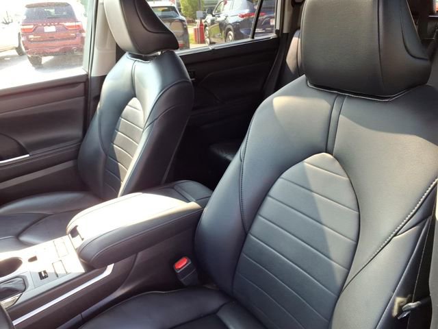 Used 2021 Toyota Highlander XLE AWD/4WD image 13