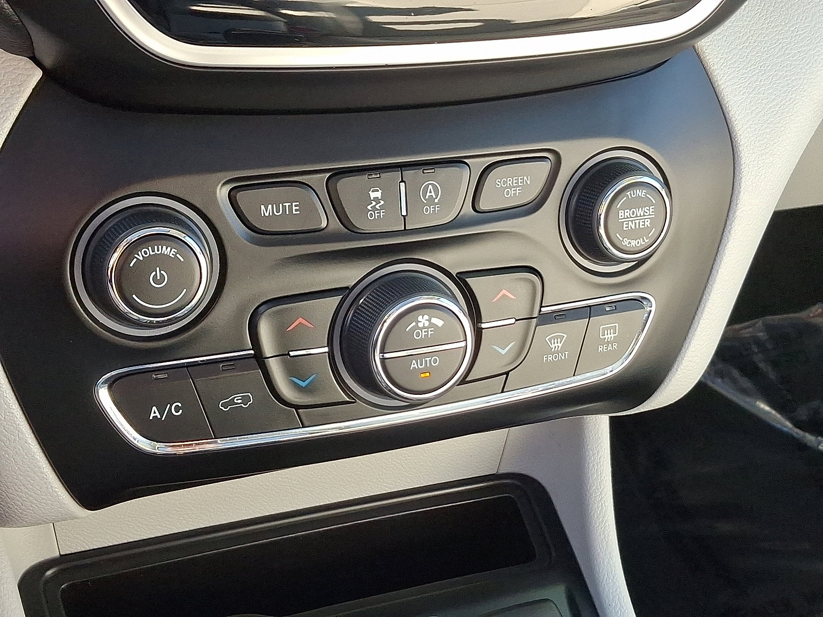 Used 2019 Jeep Cherokee Limited image 16