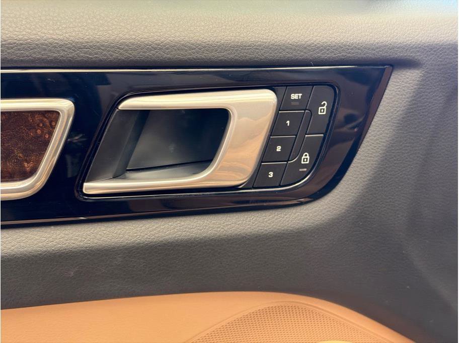 Used 2022 Porsche Cayenne Platinum Edition image 10