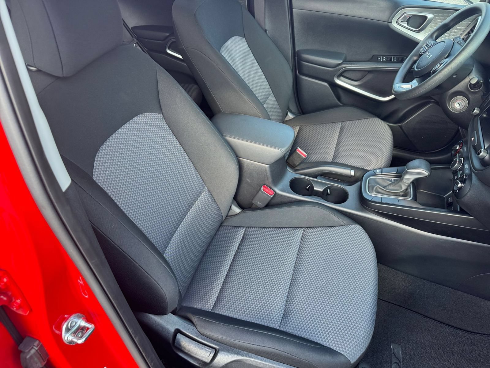 Used 2025 Kia Soul LX w/ LX Technology Package FWD image 34