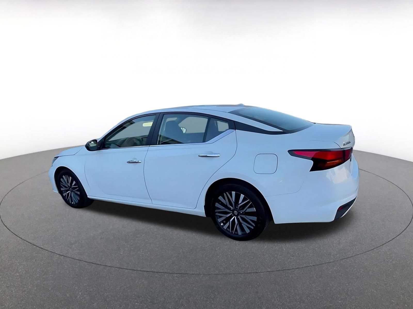 Used 2025 Nissan Altima 2.5 SV FWD image 10
