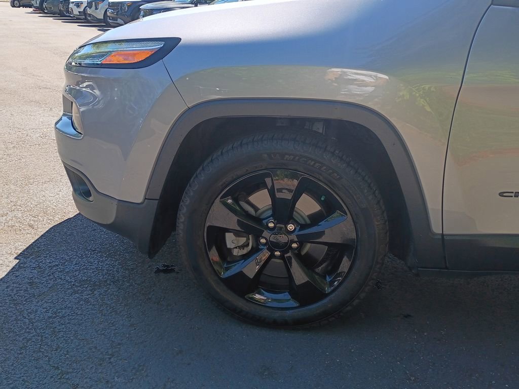 Used 2018 Jeep Cherokee Latitude w/ Altitude Package FWD image 8