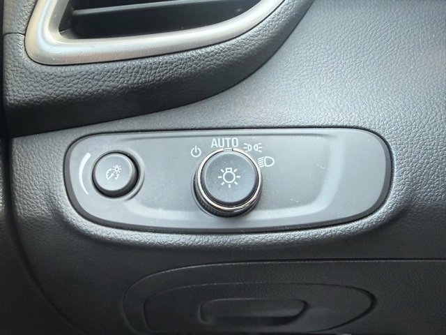 Used 2022 Chevrolet Trax LT w/ LT Convenience Package image 24