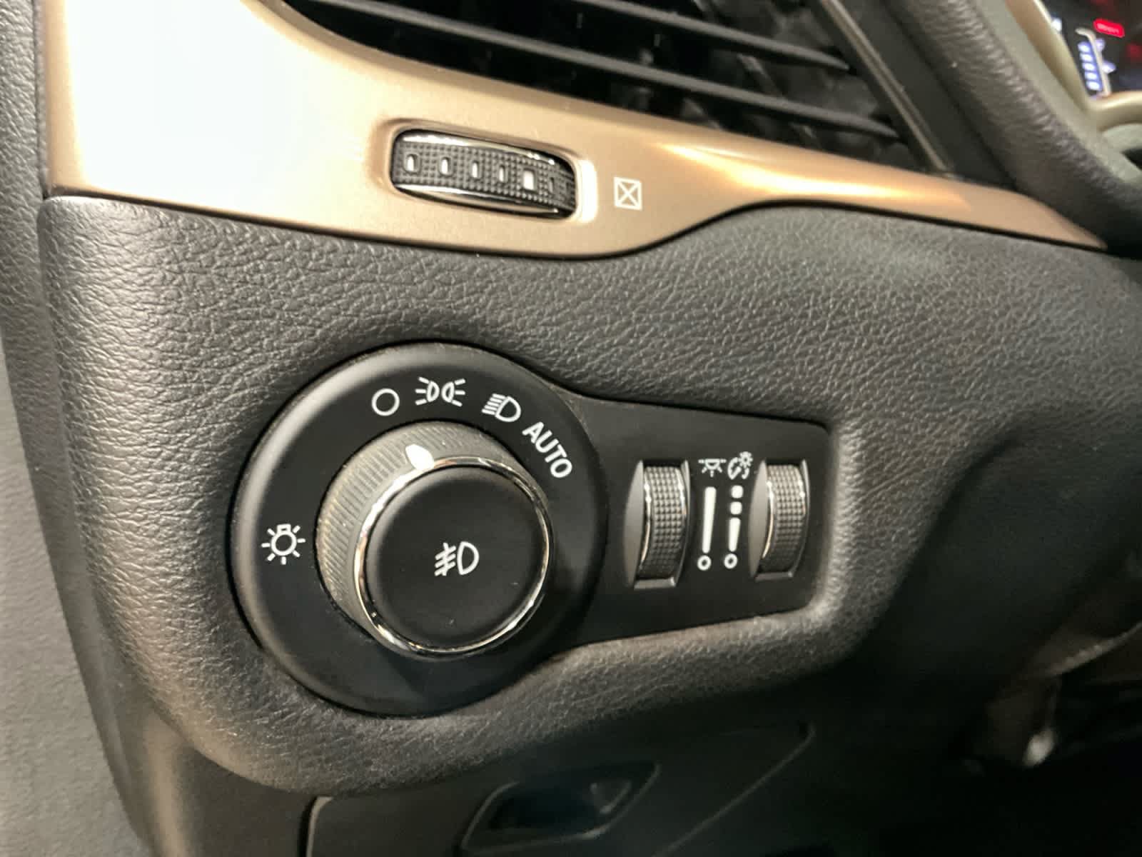 Used 2017 Jeep Cherokee Latitude AWD/4WD image 22