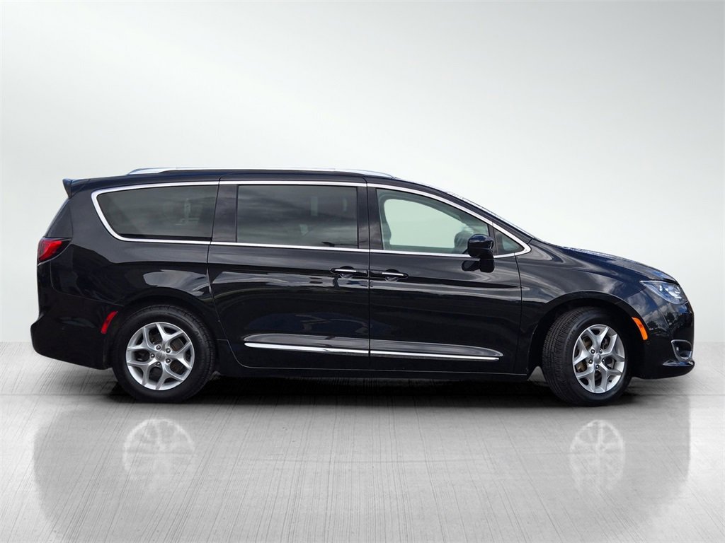 Used 2017 Chrysler Pacifica Touring-L Plus w/ Advanced Safetytec Group image 3
