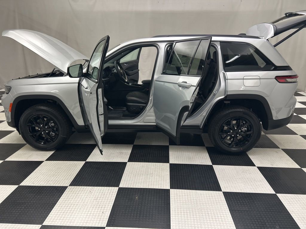 New 2025 Jeep Grand Cherokee Altitude AWD/4WD image 21