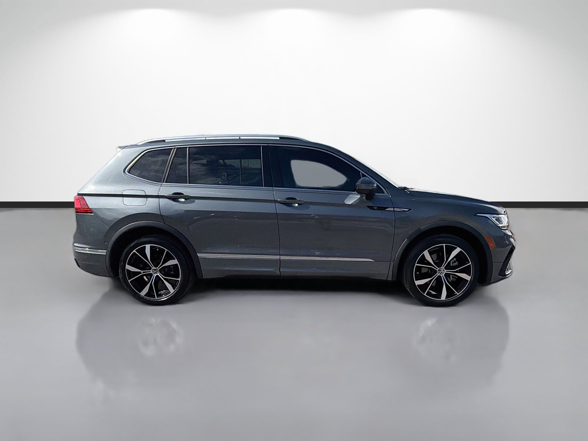 Used 2024 Volkswagen Tiguan SEL R-Line AWD/4WD image 2