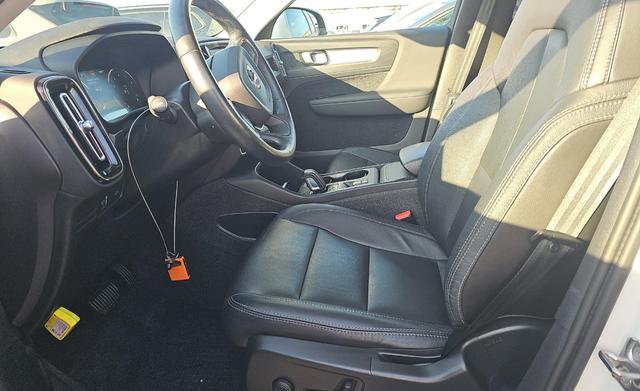 Used 2021 Volvo XC40 T4 Momentum w/ Protection Package Premier image 6