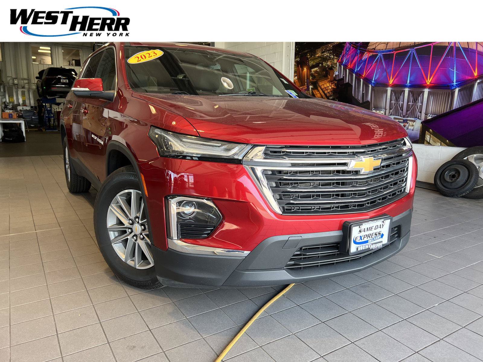Used 2023 Chevrolet Traverse LT AWD/4WD image 1