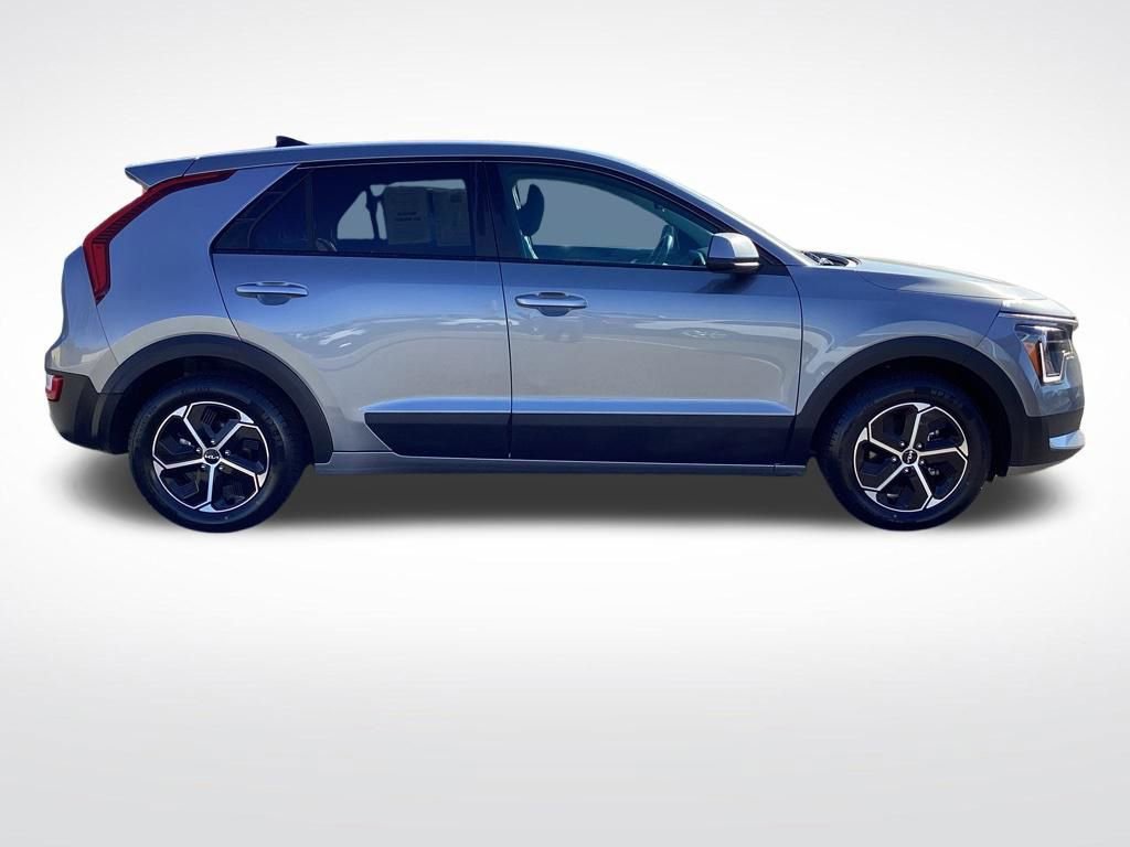 Used 2025 Kia Niro LX FWD image 12