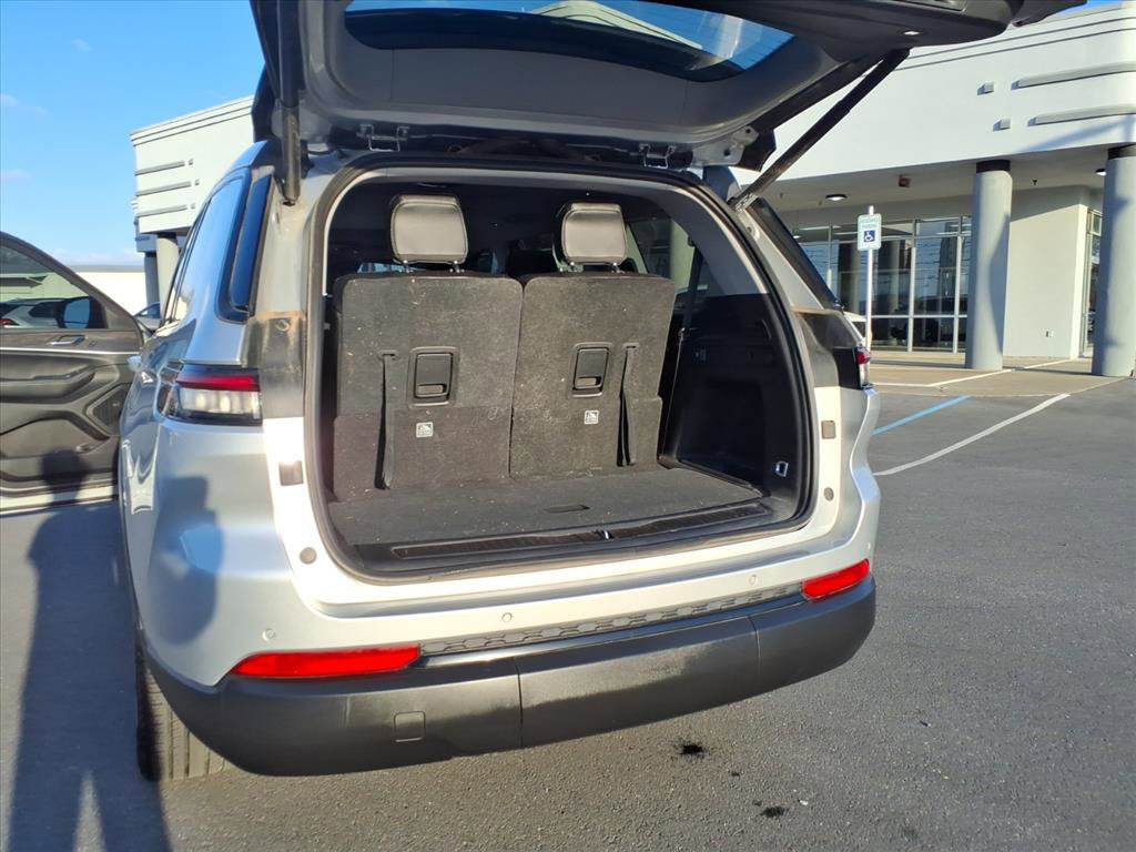 Used 2023 Jeep Grand Cherokee L Limited w/ Black Appearance Package image 18