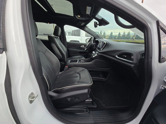 Used 2023 Chrysler Pacifica Limited w/ Uconnect Theater Family Group image 11