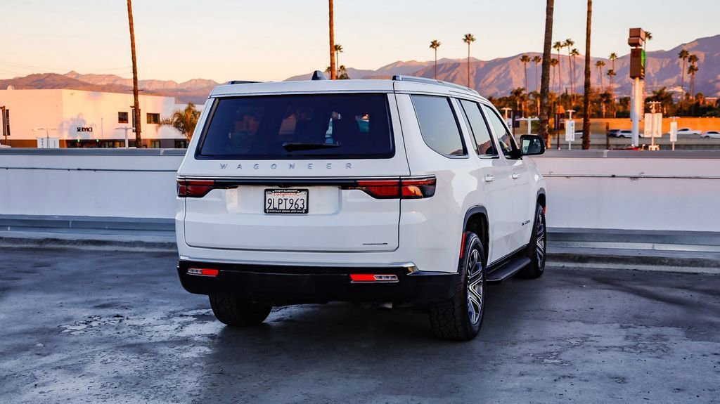 Certified 2024 Jeep Wagoneer Series II w/ Flexible Seating Group image 9