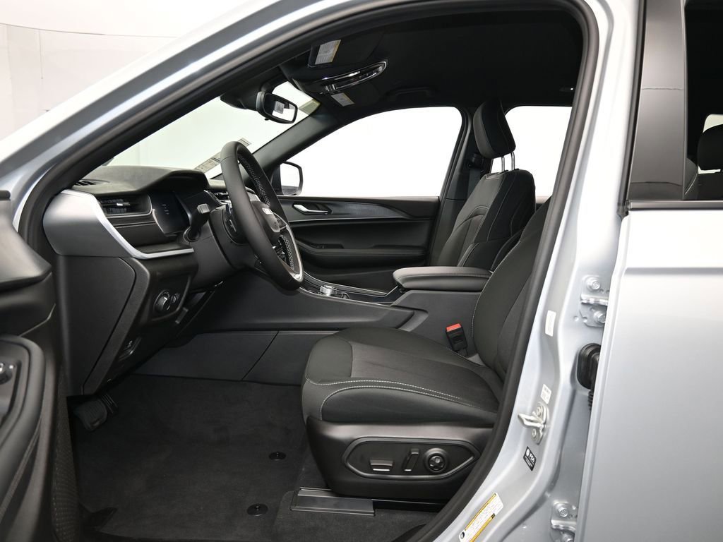 Used 2024 Jeep Grand Cherokee Laredo w/ Trailer Tow Package image 10