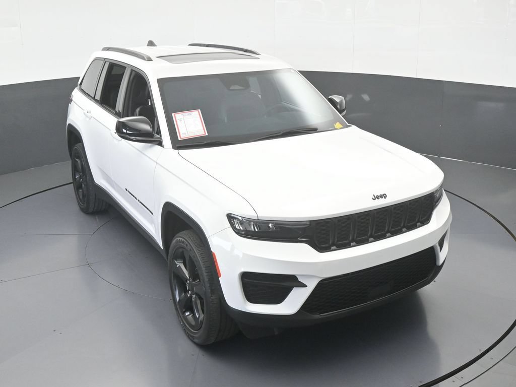 Used 2024 Jeep Grand Cherokee Altitude RWD image 52