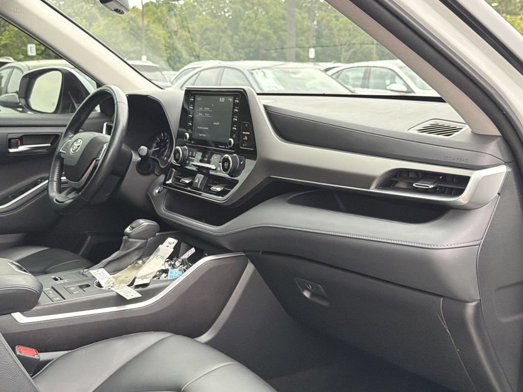 Used 2022 Toyota Highlander XLE FWD image 21