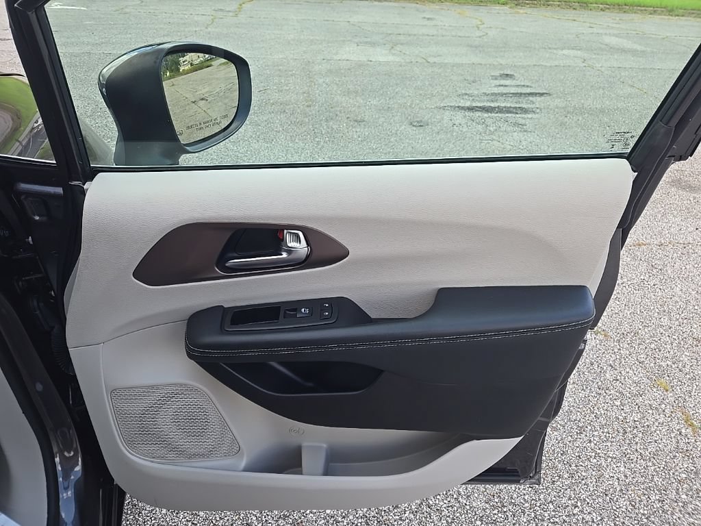Used 2023 Chrysler Voyager LX FWD image 20
