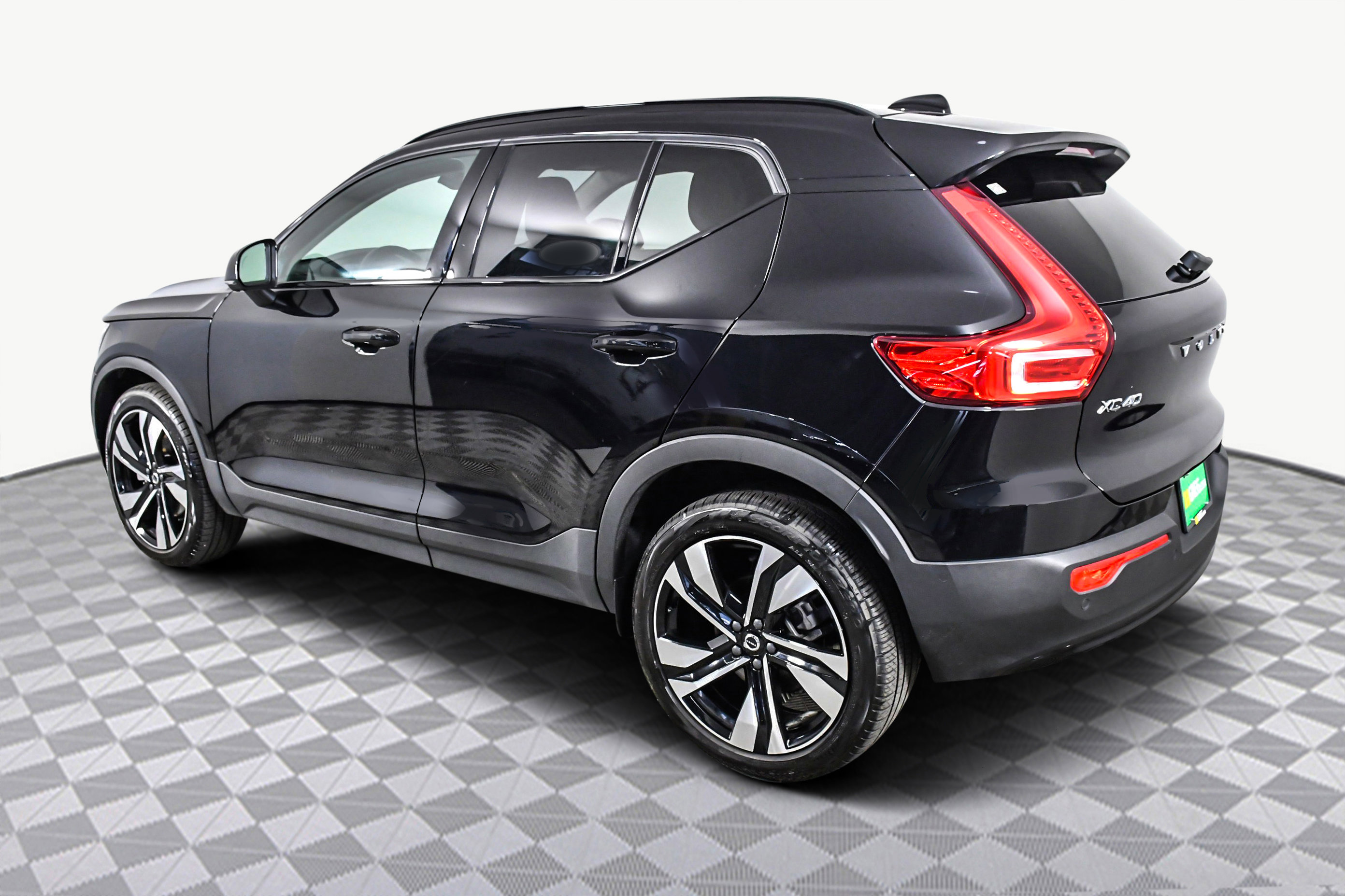 Used 2025 Volvo XC40 B5 Plus image 6