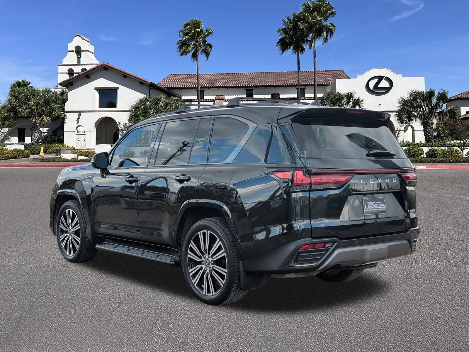 Used 2022 Lexus LX 600 4WD w/ Appearance Package image 4
