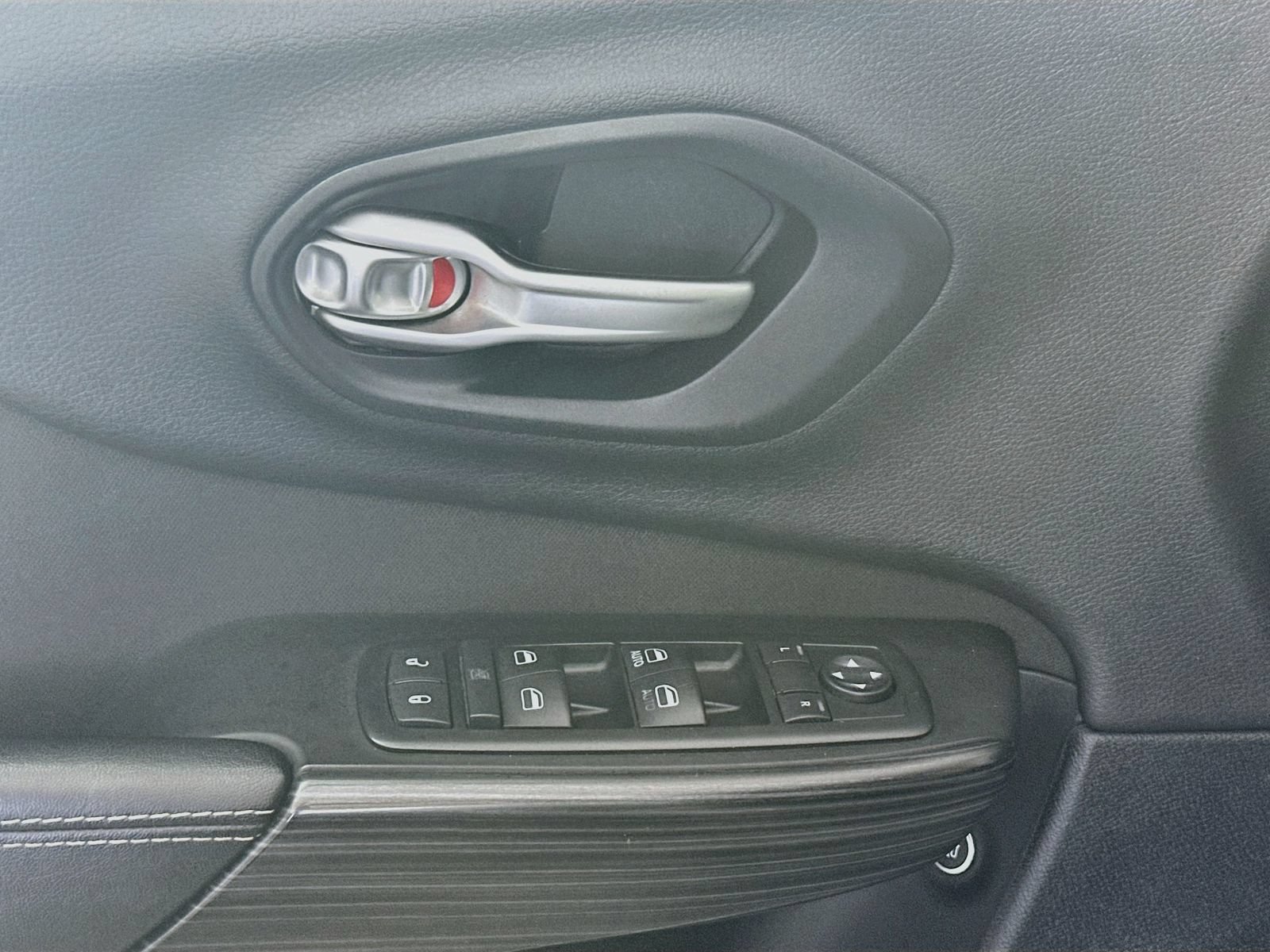 Used 2015 Jeep Cherokee Latitude w/ Cold Weather Group FWD image 17