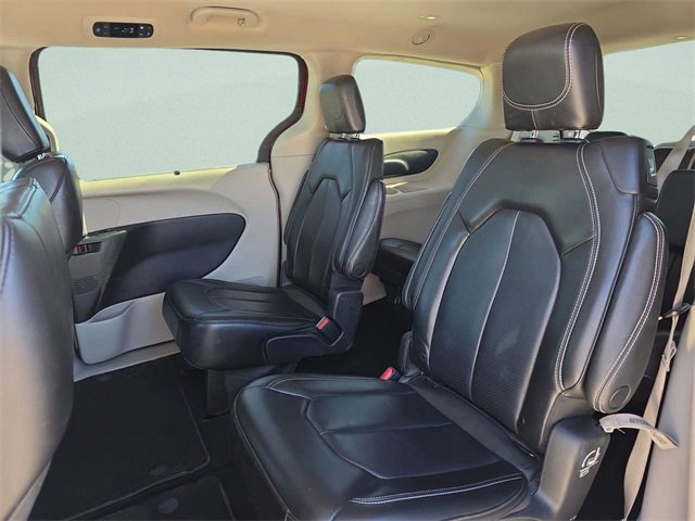 Used 2023 Chrysler Pacifica Touring-L image 23