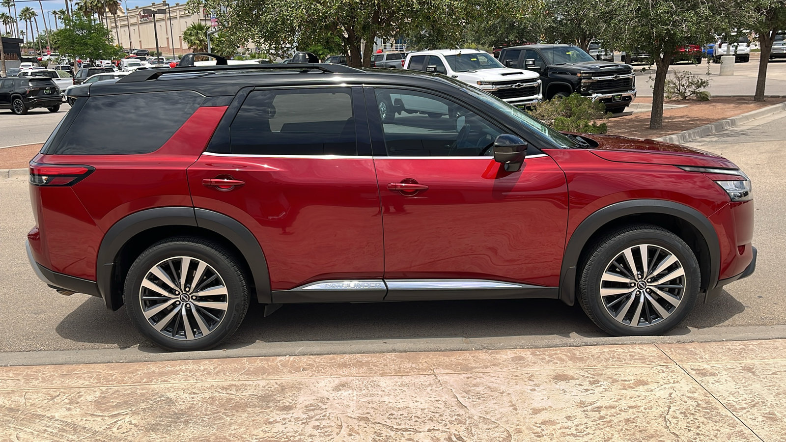 Used 2022 Nissan Pathfinder Platinum w/ Cargo Package FWD image 9