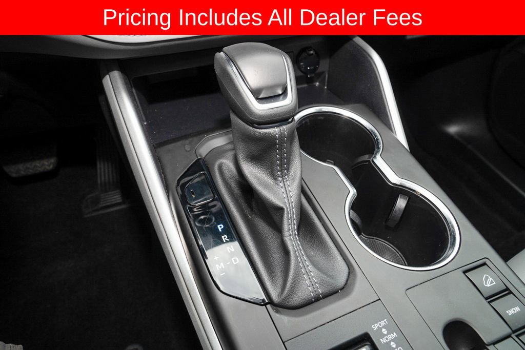 Used 2024 Toyota Highlander XLE AWD/4WD image 19