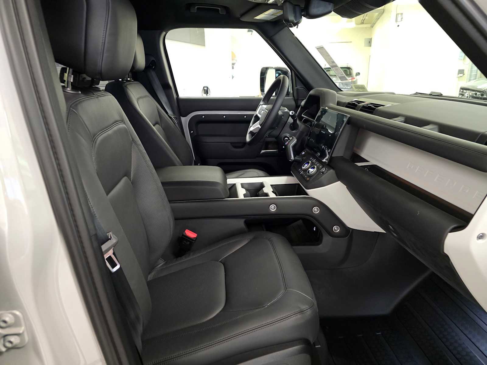 New 2026 Land Rover Defender 130 X-Dynamic SE image 11