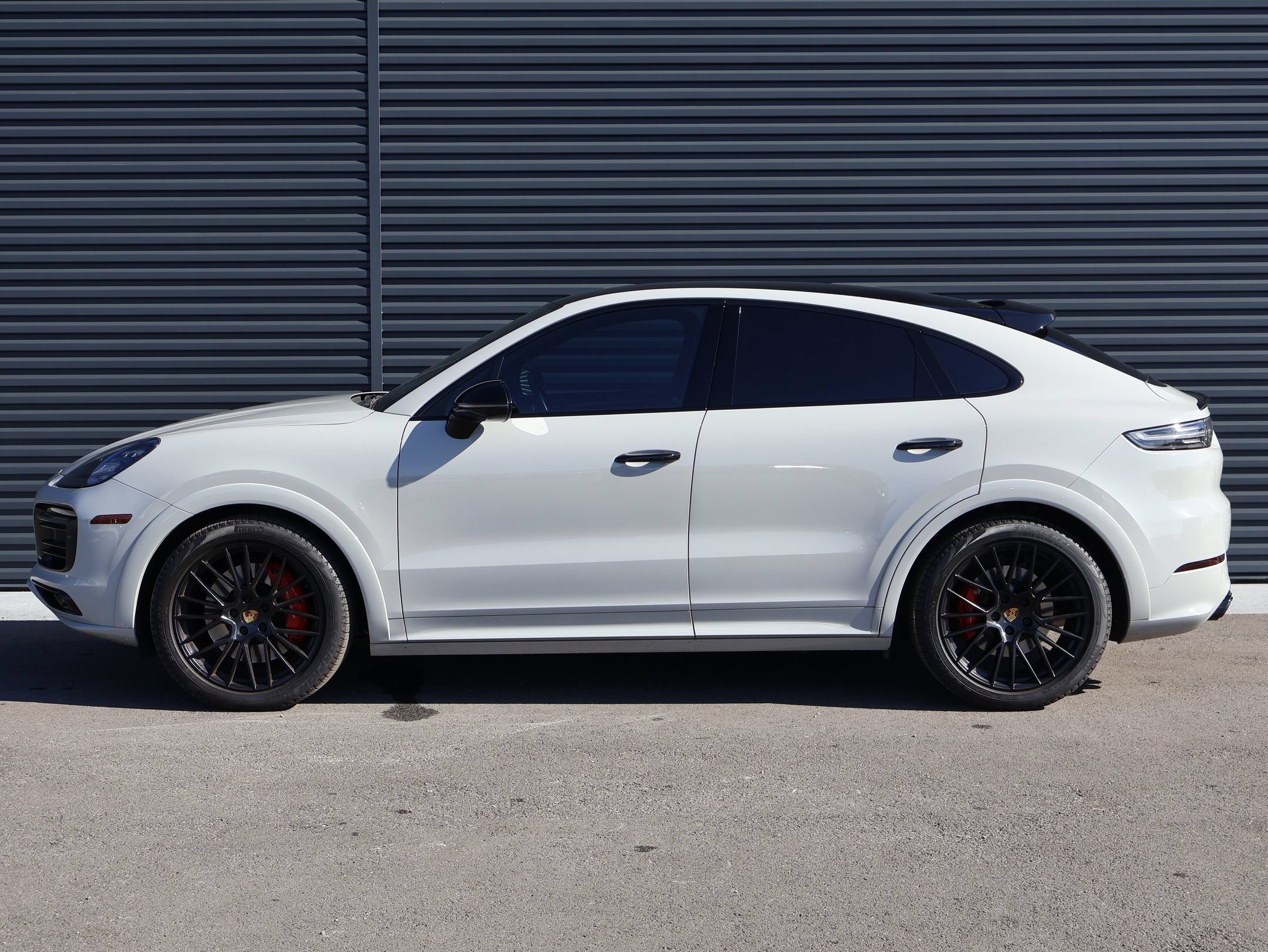 Used 2023 Porsche Cayenne GTS AWD/4WD image 2