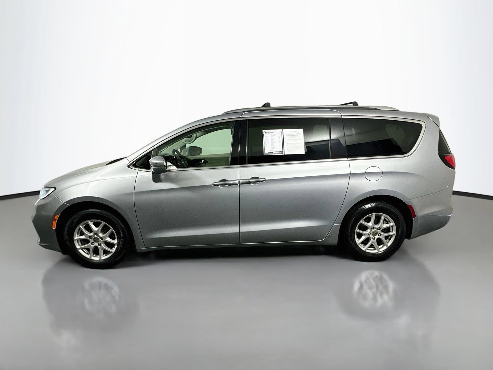 Used 2021 Chrysler Pacifica Touring-L FWD image 4