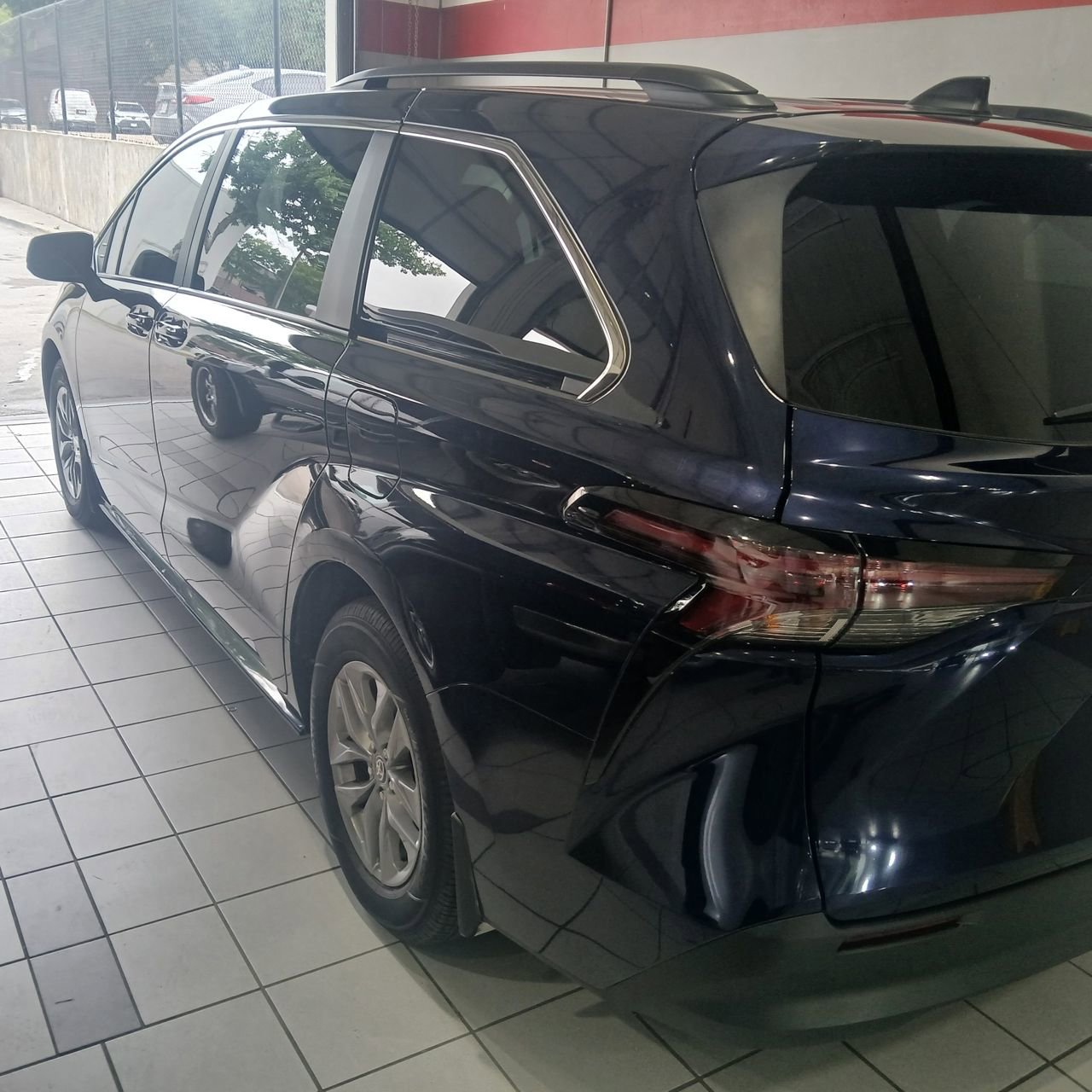 Used 2024 Toyota Sienna LE w/ LE Plus Package FWD image 3