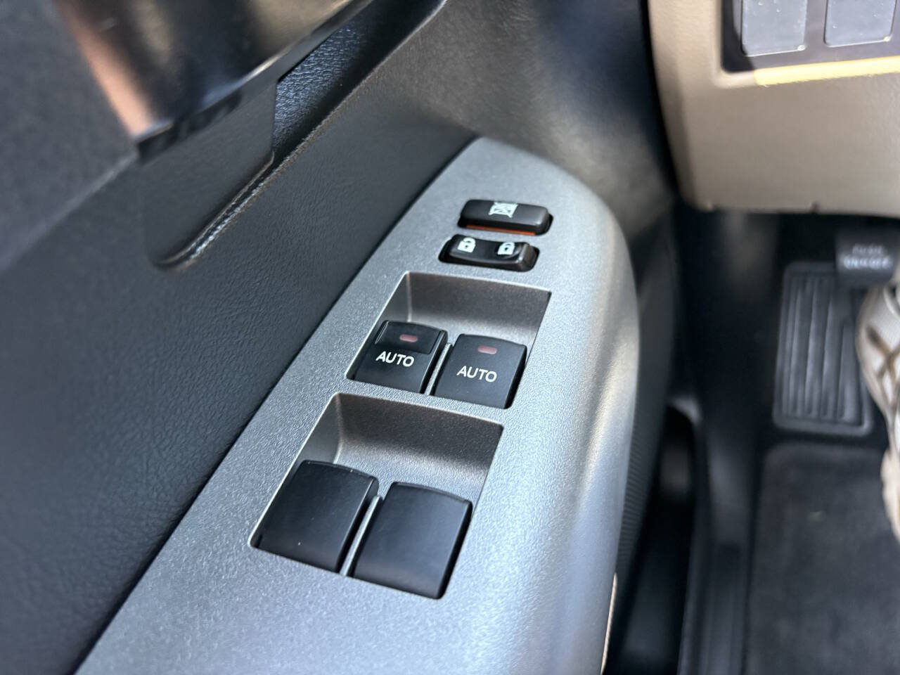Used 2015 Toyota Sequoia SR5 AWD/4WD image 37