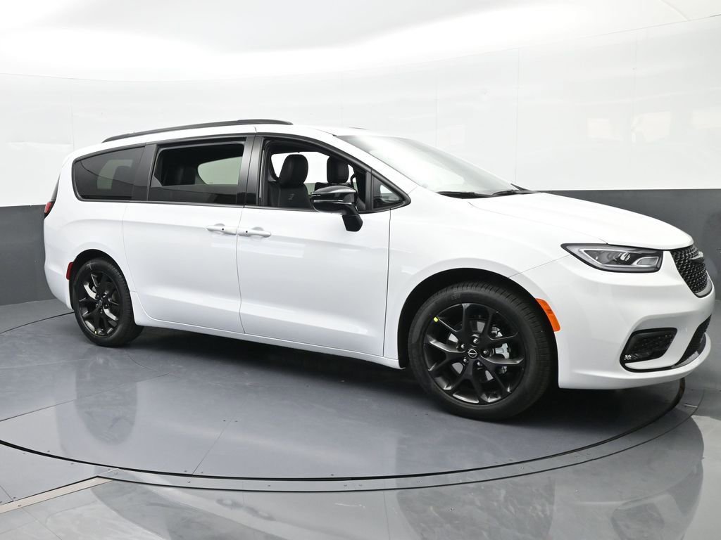 New 2026 Chrysler Pacifica Select w/ S Appearance Package image 8