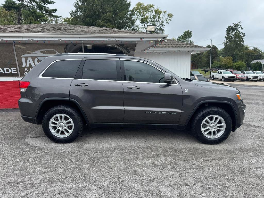 Used 2019 Jeep Grand Cherokee Laredo AWD/4WD image 2