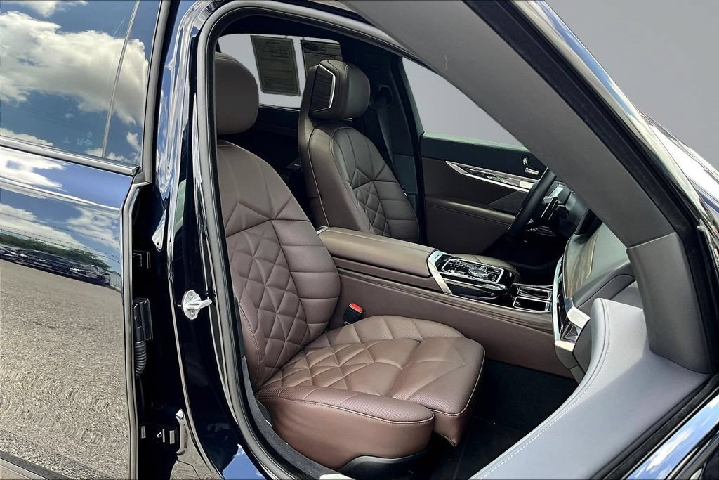 Used 2025 BMW 740i xDrive AWD/4WD image 30